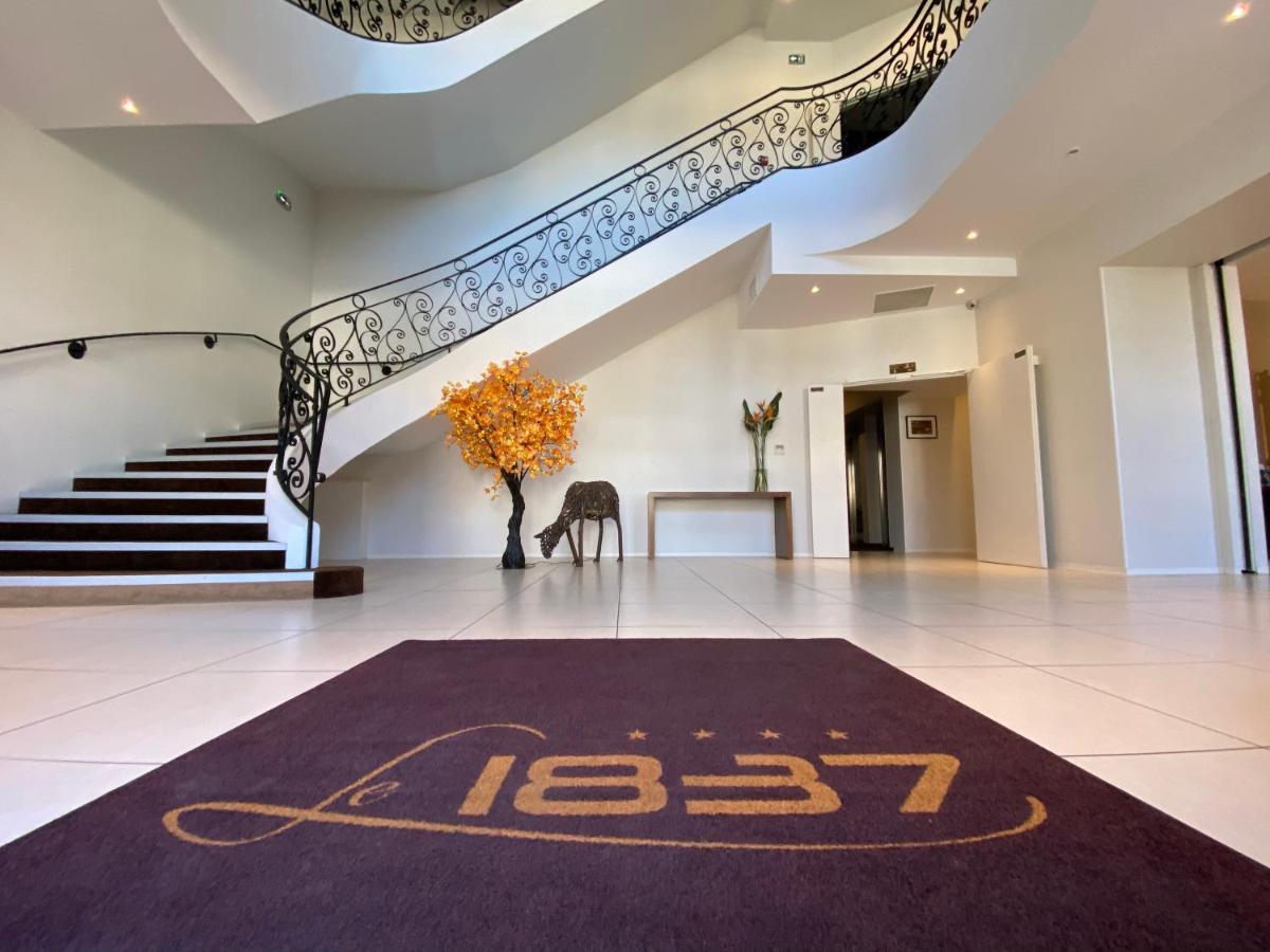 Le 1837 Aparthotel Saint-Affrique Bagian luar foto